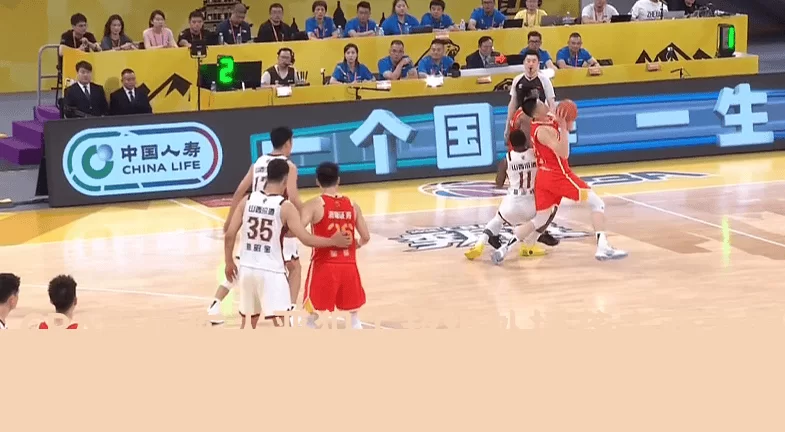 CBA再现伤人恶犯！超级外援袭击两大国手遭无视，网友：驱逐出境_迪亚洛_胡金_广厦